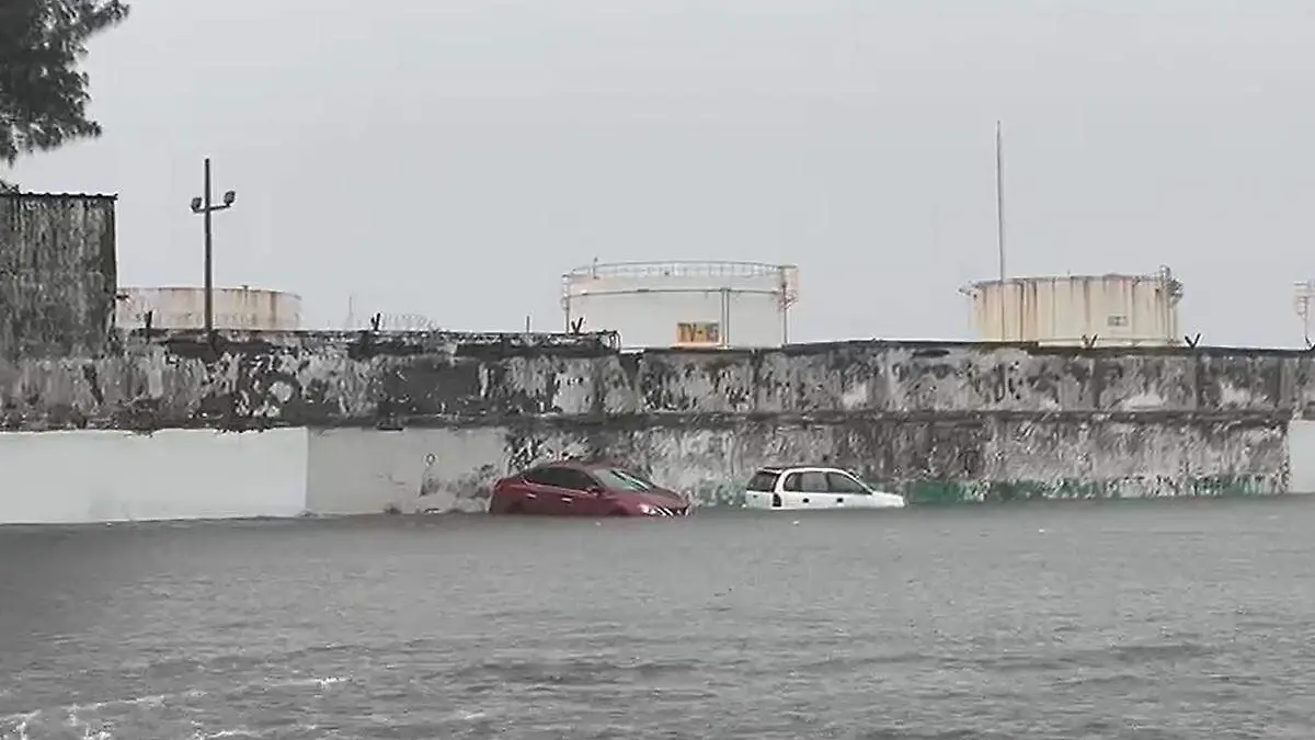 Autos inundados en Veracruz